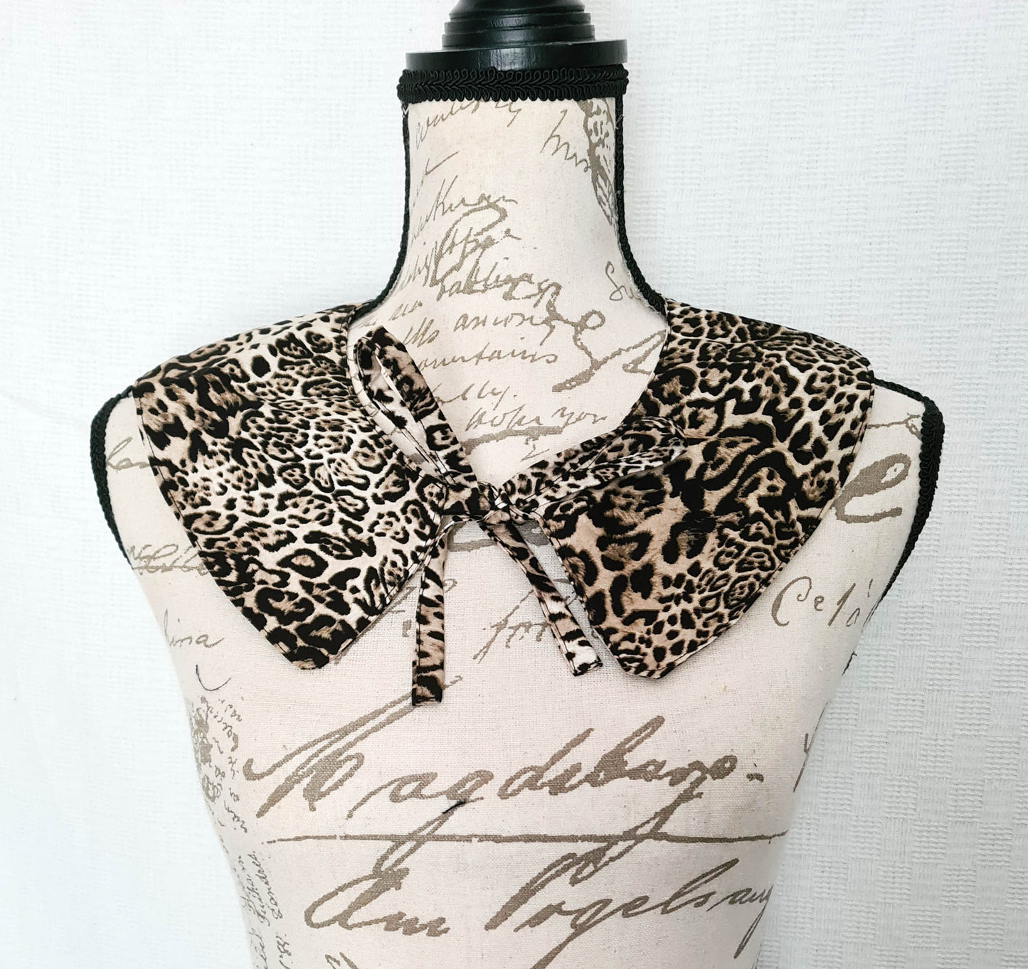 The Collar - Grey Leopard Print